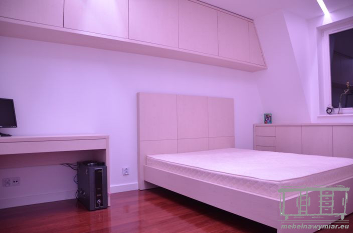 Zabudowa sypialni z meblami na wymiar i wykonaniem łóżka wg wskazanego projektu zaoszczędzającego przestrzeń bytową w pomieszczeniu, mieszkanie prywatne, Elbląg - mebelnawymiar.eu