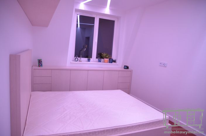 Zabudowa sypialni z meblami na wymiar i wykonaniem łóżka wg wskazanego projektu zaoszczędzającego przestrzeń bytową w pomieszczeniu, mieszkanie prywatne, Elbląg - mebelnawymiar.eu